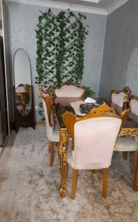میز ناهار خوری ۶ نفره و ۴ عدد صندلی.