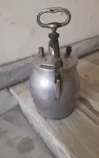 زود پز قدیمی خمره ای ۴لیتری سالم