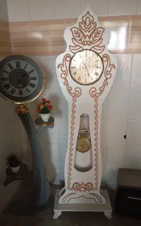 دوعدد ساعت ایستاده و کمد و قالی