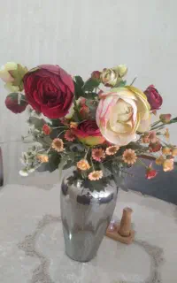 گلدان شیشه ای  همراه با گل های مصنوعی