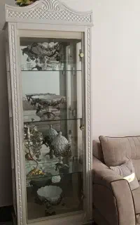 بوفه با وسایل داخلش