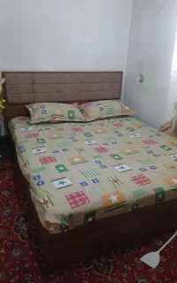 تخت و اینه کمد