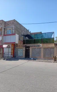 به یک نفر منقل دار در  کبابی
