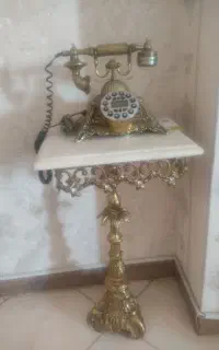 میز وتلفن برنج و وسایل تزیینی خونه
