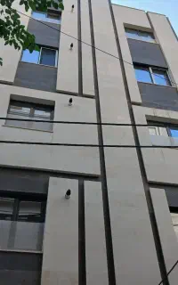 کارگره ساده یافنی برای کمک کردن نصب پنجره