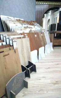 خانه پارکت و کاغذ دیواری