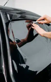 شیشه دودی در محل