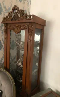 ویترین پایه دار با دکور