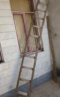 نردبان چوبی