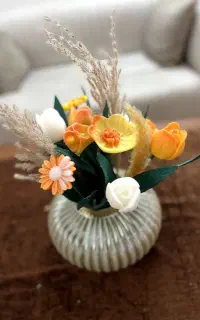 یه گلدون پر از گلهای زیبای شمعی