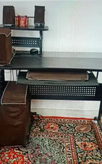 میز کامپیوتر مشکی(از جنس چوب، فلز و شیشه)