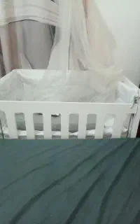 تخت گهواره‌ای کنار مادر