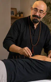 درمان کمر درد با طب سوزنی و طب فیزیکی