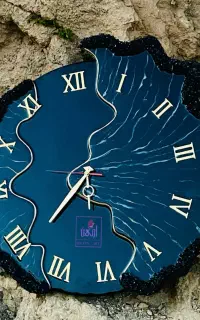 ساعت دیواری رزینی طرح دفرمه مشکی