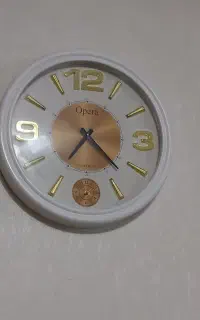 ساعت دیواری و ساعت ایستاده