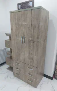 کمدلباس سالم و دو تا پاتختی کاملا سالم و نو میباشد