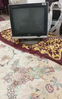 کامپیوتر به همراه میزکار