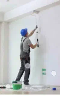 استخدام نقاش برای رنگ زدن سوله نصب شده