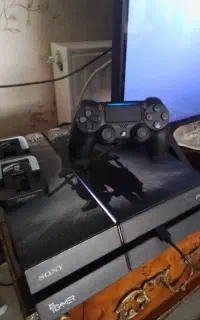 ps4 فت 500 گیگ با دسته و پایه شارژر  کپی خور