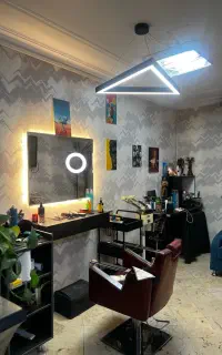 کاراموز و دستیار ارایشگاه مردانه