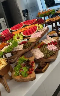 فینگر فود و دیزاین میز تولد فروش غذاهای کیلویی