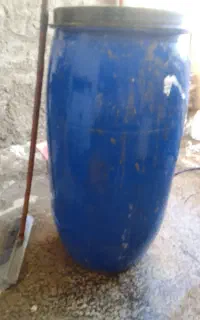 یک عدد بشکه برای انداختن خیارشور. سالم