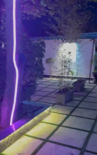 کارگر در باغ رستوران
