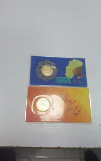 تعدادی ربع سکه ۴۰۰ زیر تابلو