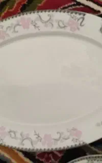 تعدادی ظرف چینی