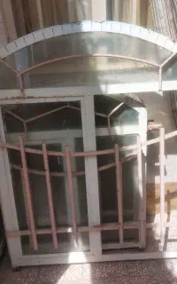 پنجره اهنی همراه با شیشه
