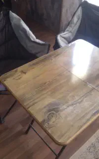 دوتا صندلی برزنتی با میز مسافرتی