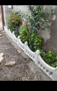 نرده دور باغچه و موزاییک