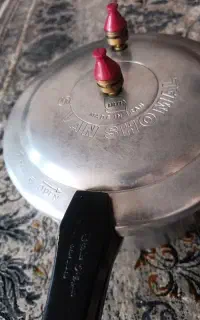زود پز ومقدار وسایل دیگر
