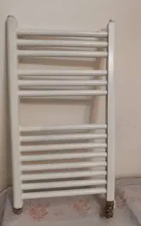 تعدادی وسایل حمام ،حوله خشک کن و شیرآلات ودوش و...