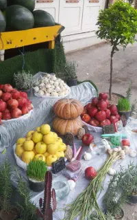 شاگرد و فروشنده برا میوه فروشی