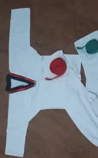 لباس تکواندو همراه دو تا کمربند