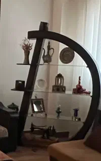 بوفه چوبی با نور هالوژنی کاملا سالم