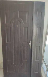 درب چوبی و سنگ روشویی