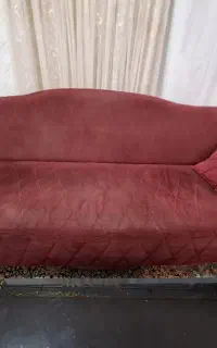 مبلمان پنج نفره و یک عدد میز عسلی