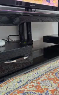 تلویزیون پلاسما سامسونگ 43اینچ با میز شیشه ای