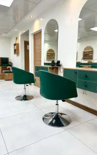استخدام ناخن کار در سالن پر مشتری