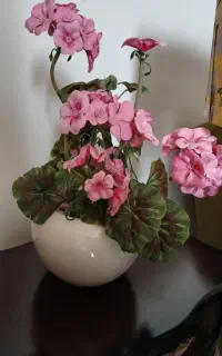 گلدان و گل مصنوعی شمعدانی