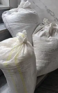 مقداری آرد و گندم دام