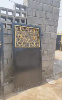 در حیاط تکی