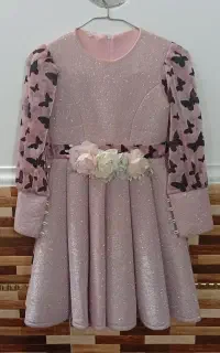 یک عدد پیراهن دخترانه