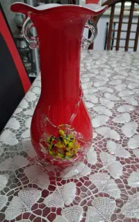 سلام یک گلدان قرمز قشنگ شیشه دکوری قیمت ۸۰۰