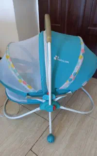 گهواره کنار تخت مادر