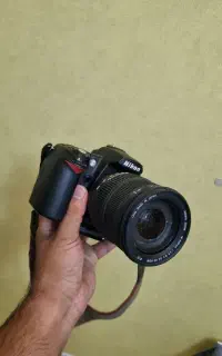 دوربین حرفه ای D90 همراه لنز 18-200 Sigma و جعبه