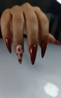 خدمات کاشت ناخن و آموزش