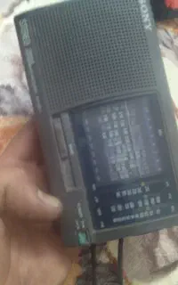 ۳ عدد اسپیکر و یک رادیو قدیمی
